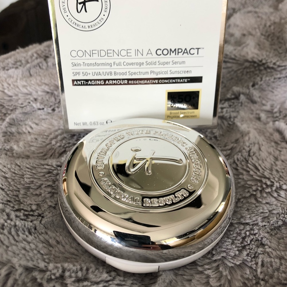 IT Confidence is a COMPACT COLOR LIGHT